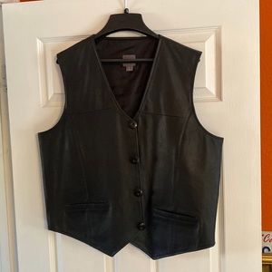 Men’s black leather vest. Size Large